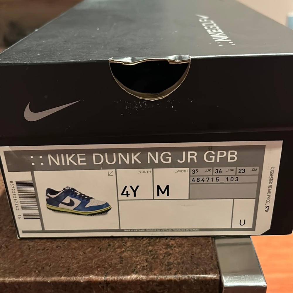Nike golf boys shoe, size 4Y, never worn.